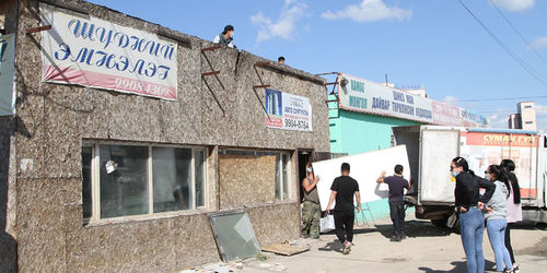 Нийтийн эзэмшлийн талбайд зөвшөөрөлгүй барьсан барилгыг буулгалаа